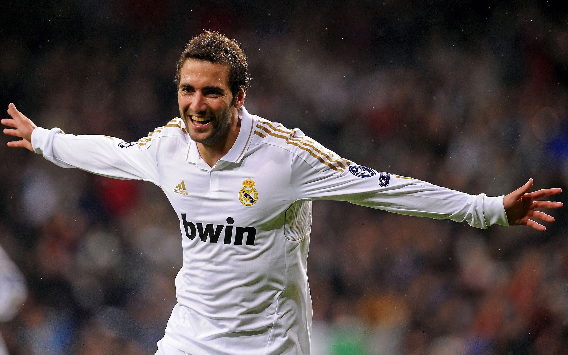 “英超焦点战：两豪门激烈对攻，场面精彩纷呈”，英超两大豪门